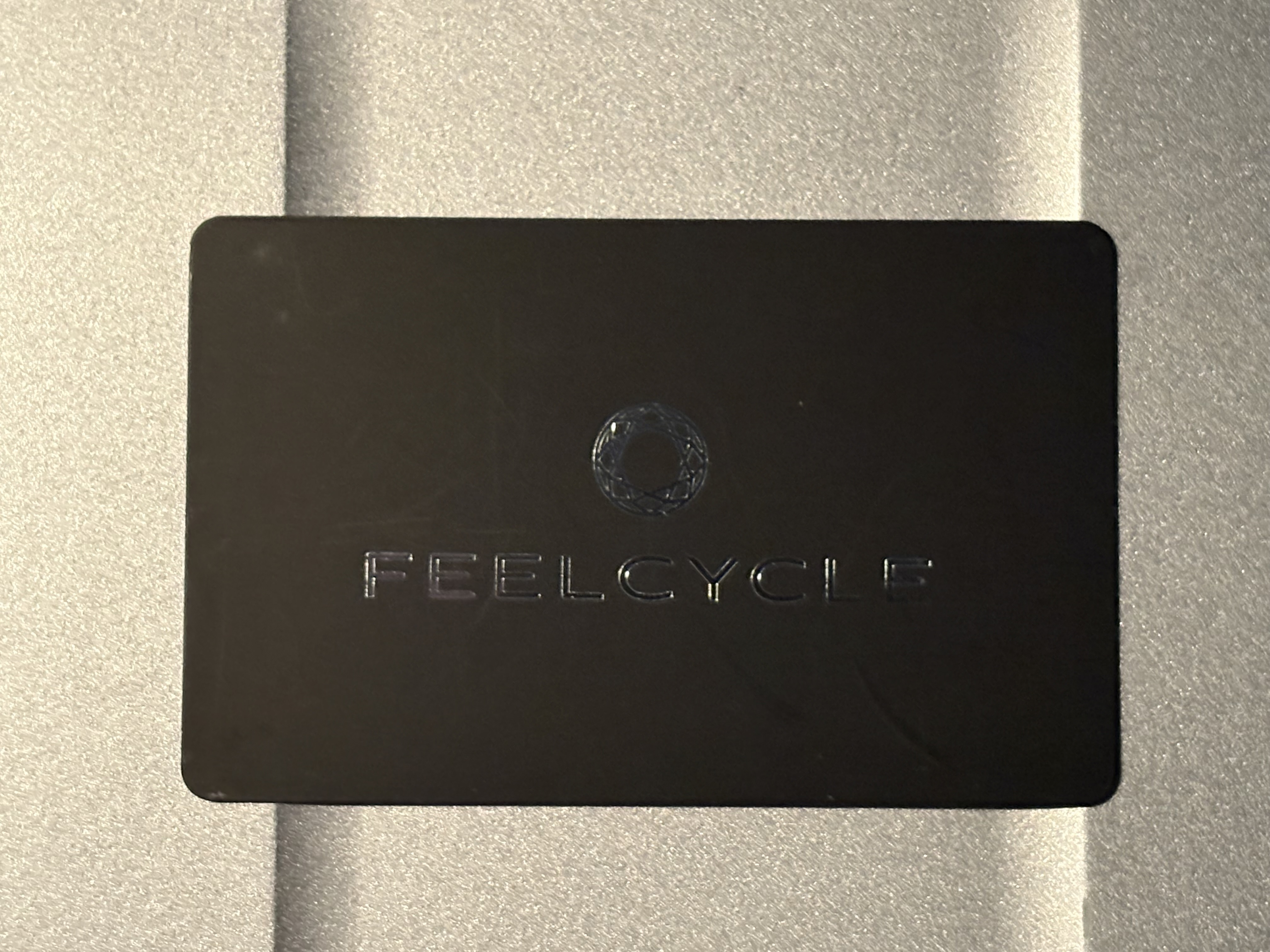 FEELCYCLEのロゴが印字された黒い会員証(シンプルで高級感のあるデザイン)